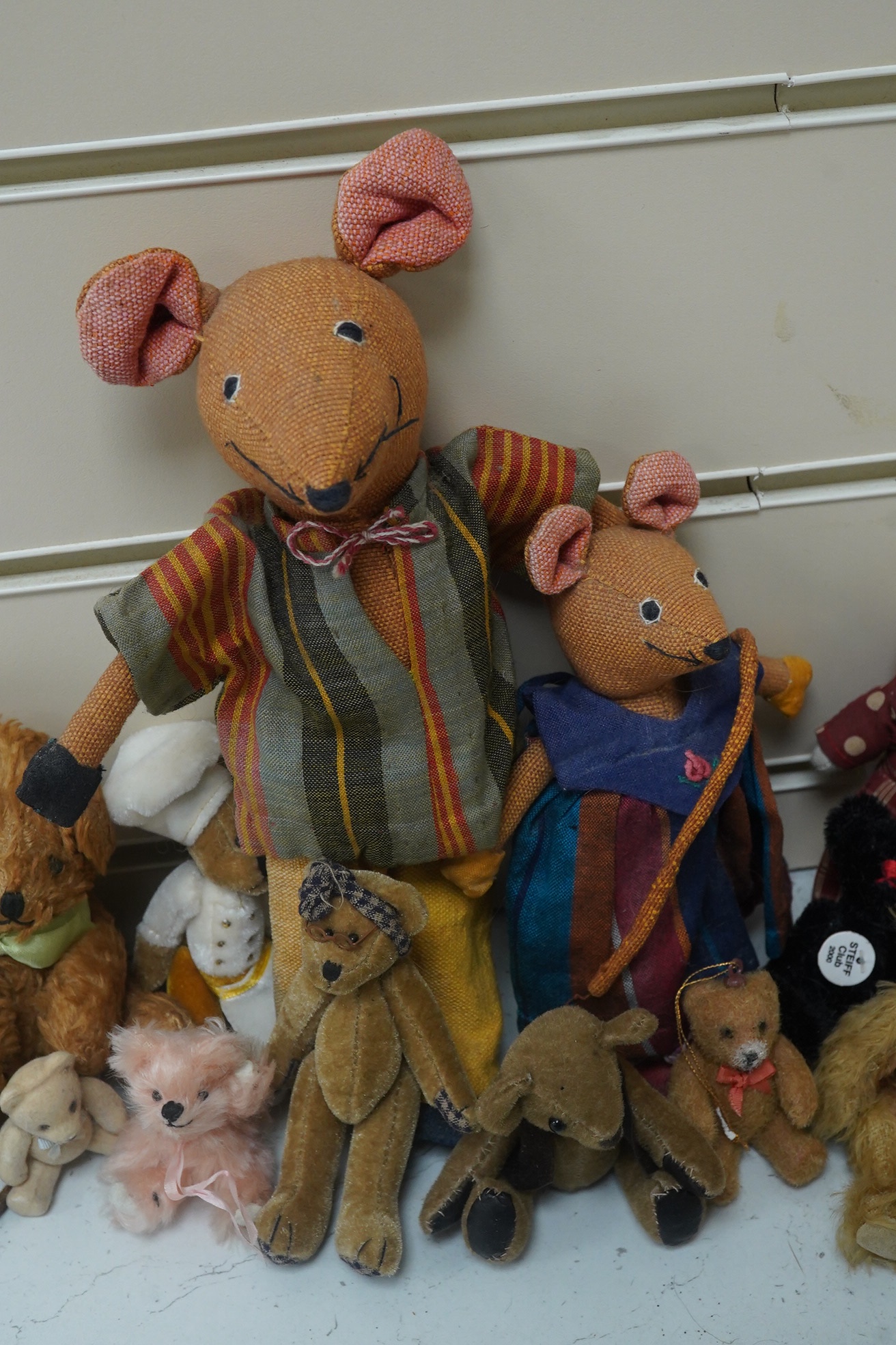 Eleven bears, two artist mice, two miniature red label Steiff, etc. (15). Condition - fair to good.